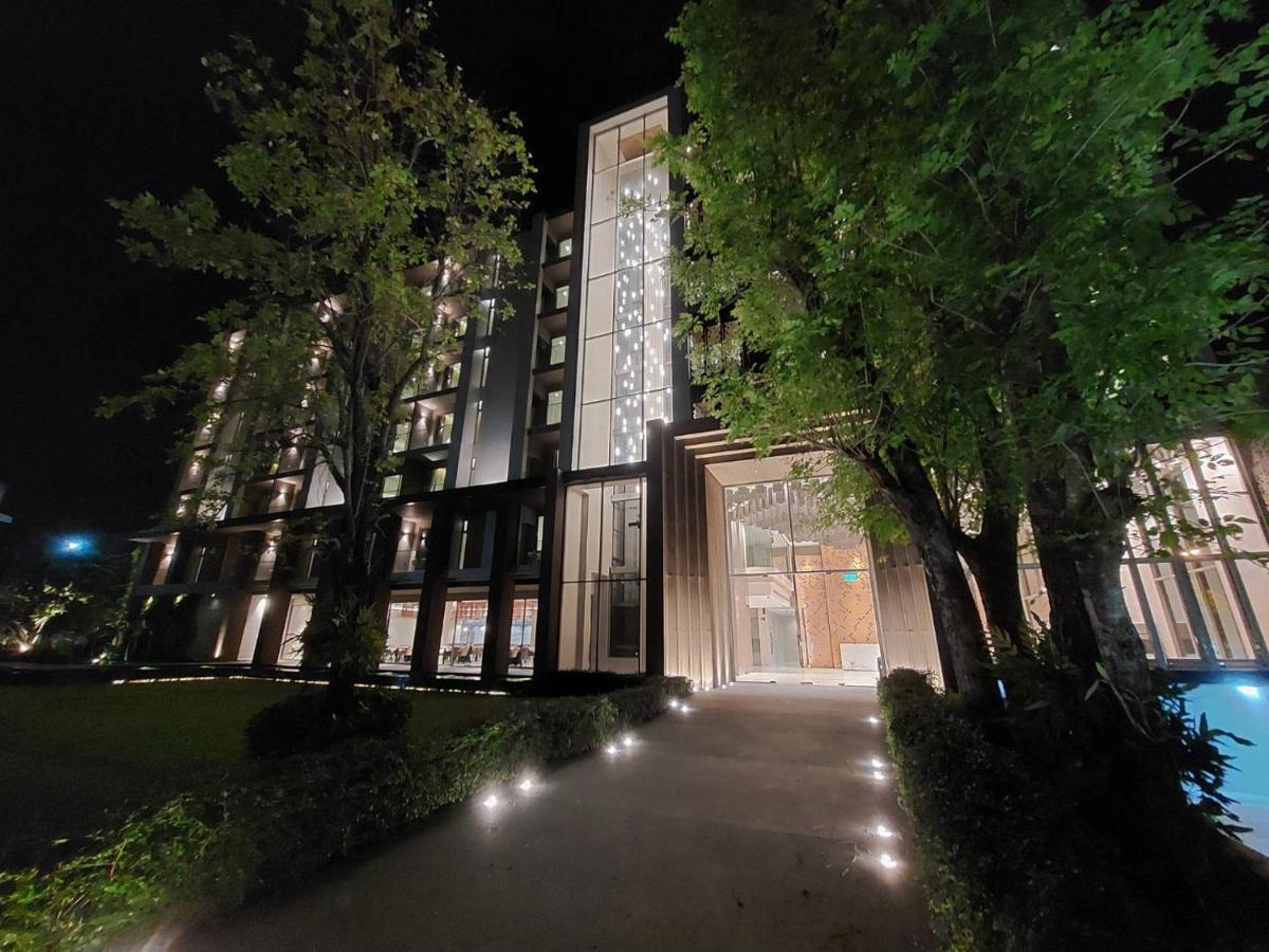 Hotel Fifth Pattaya Jomtien By Shiwalai Int Esterno foto The hotel at night