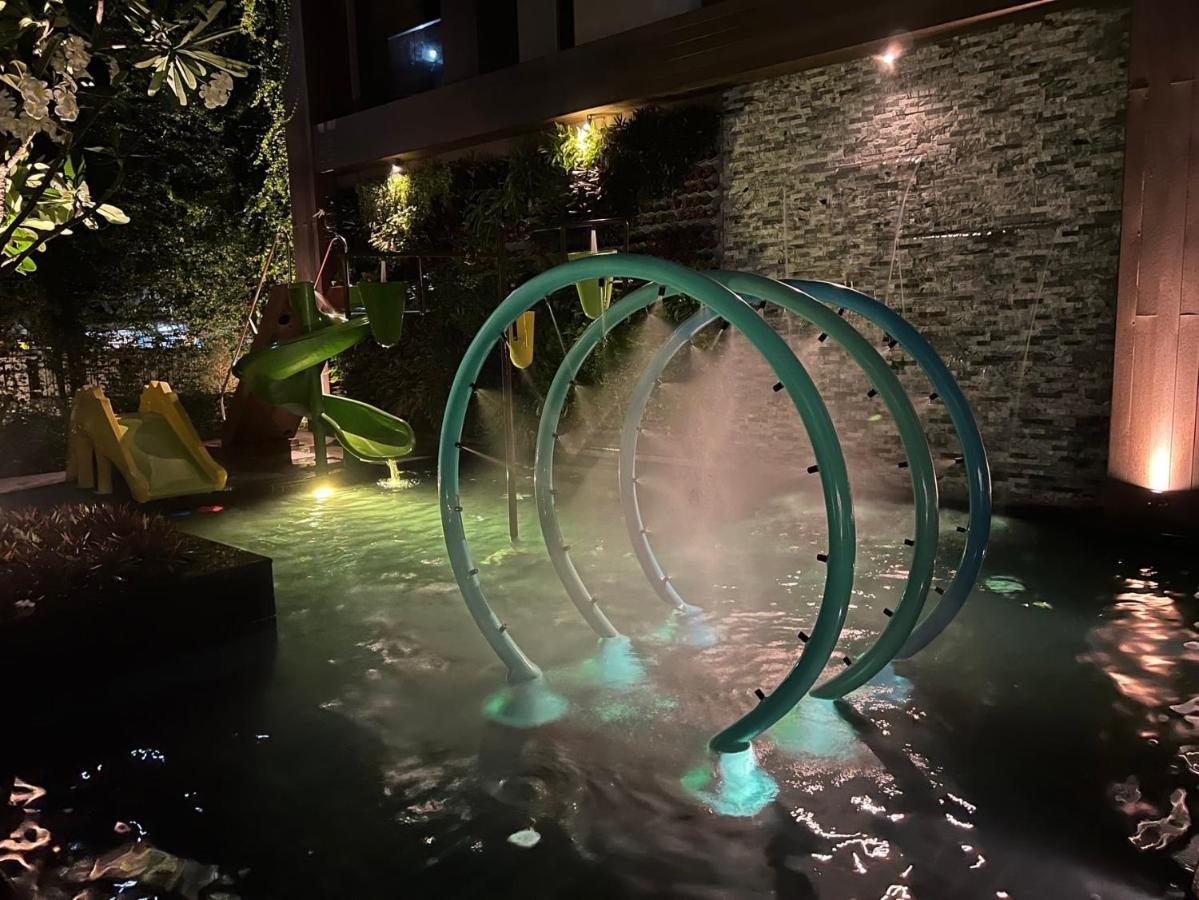 Hotel Fifth Pattaya Jomtien By Shiwalai Int Esterno foto Fountain at the entrance of the hotel