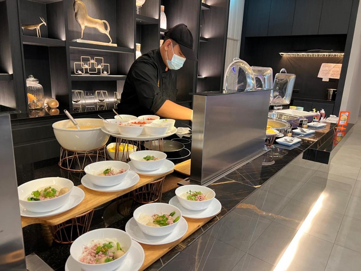 Hotel Fifth Pattaya Jomtien By Shiwalai Int Esterno foto A chef preparing Thai food at the airport