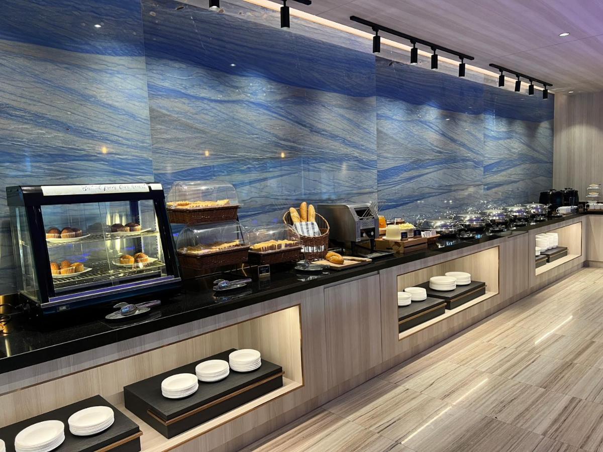 Hotel Fifth Pattaya Jomtien By Shiwalai Int Esterno foto The buffet at the lounge