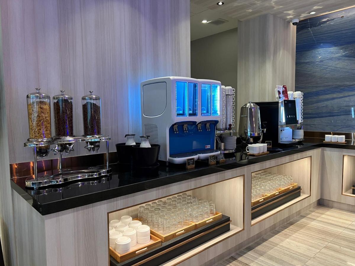 Hotel Fifth Pattaya Jomtien By Shiwalai Int Esterno foto A coffee machine in a lounge