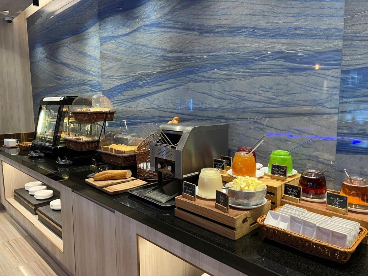 Hotel Fifth Pattaya Jomtien By Shiwalai Int Esterno foto A selection of food at the lounge