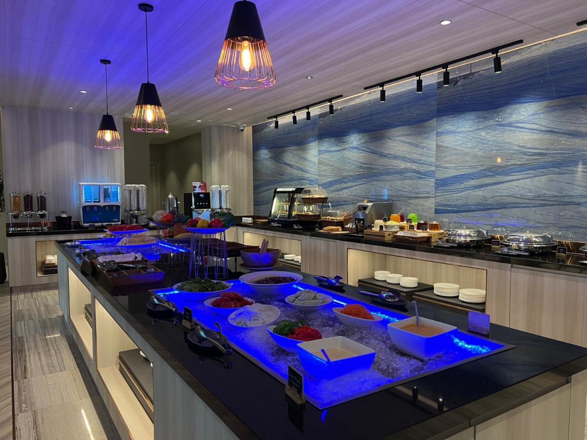 Hotel Fifth Pattaya Jomtien By Shiwalai Int Esterno foto The buffet at the lounge