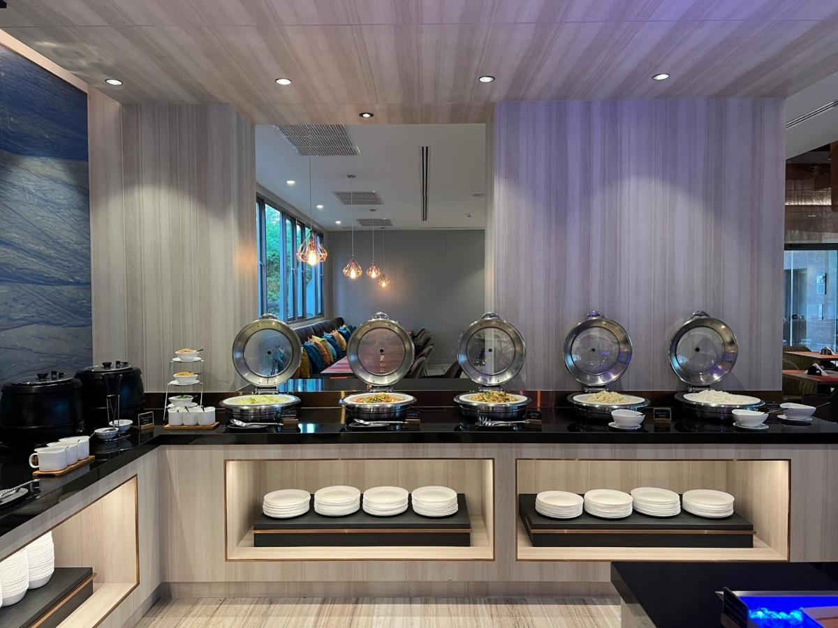 Hotel Fifth Pattaya Jomtien By Shiwalai Int Esterno foto A buffet at a hotel