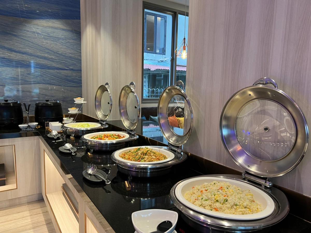 Hotel Fifth Pattaya Jomtien By Shiwalai Int Esterno foto A selection of food at a buffet