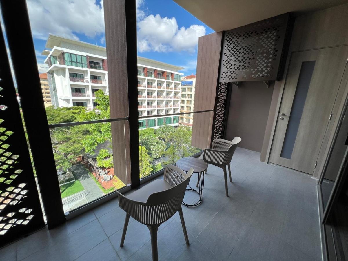 Hotel Fifth Pattaya Jomtien By Shiwalai Int Esterno foto Balcony of a condominium in Singapore