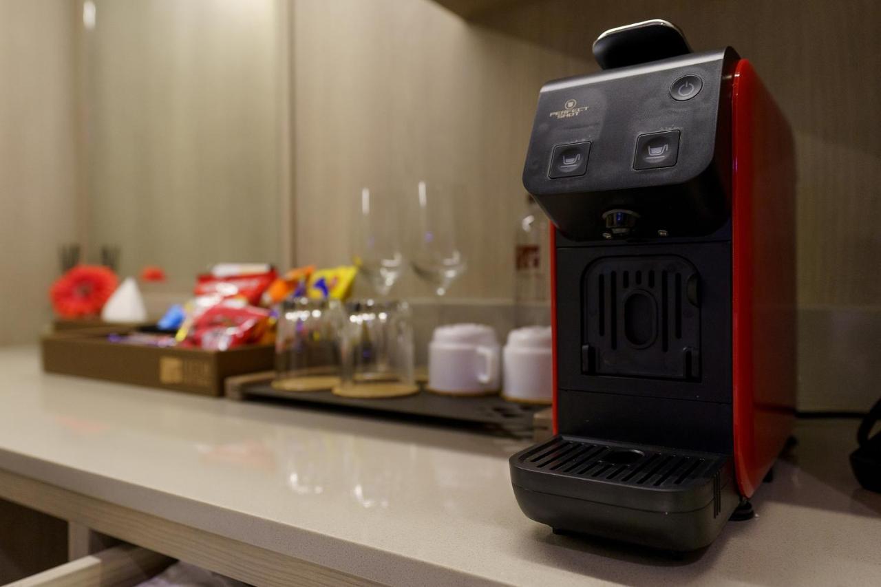 Hotel Fifth Pattaya Jomtien By Shiwalai Int Esterno foto A Nespresso coffee machine
