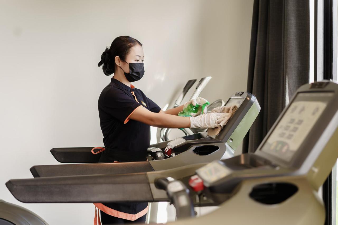 Hotel Fifth Pattaya Jomtien By Shiwalai Int Esterno foto A hotel employee cleaning a treadmill