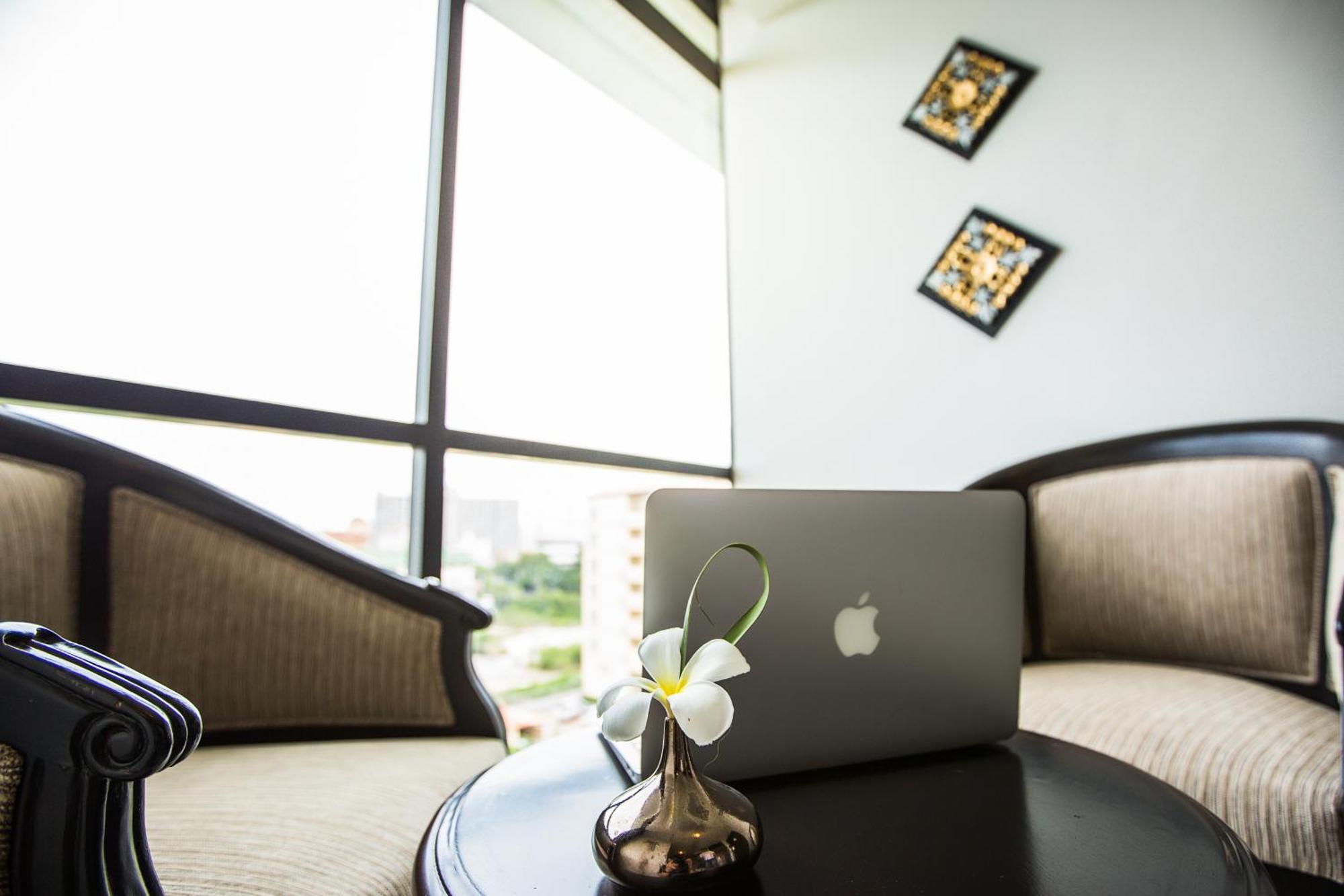 Hotel Fifth Pattaya Jomtien By Shiwalai Int Camera foto The interior of the hotel
