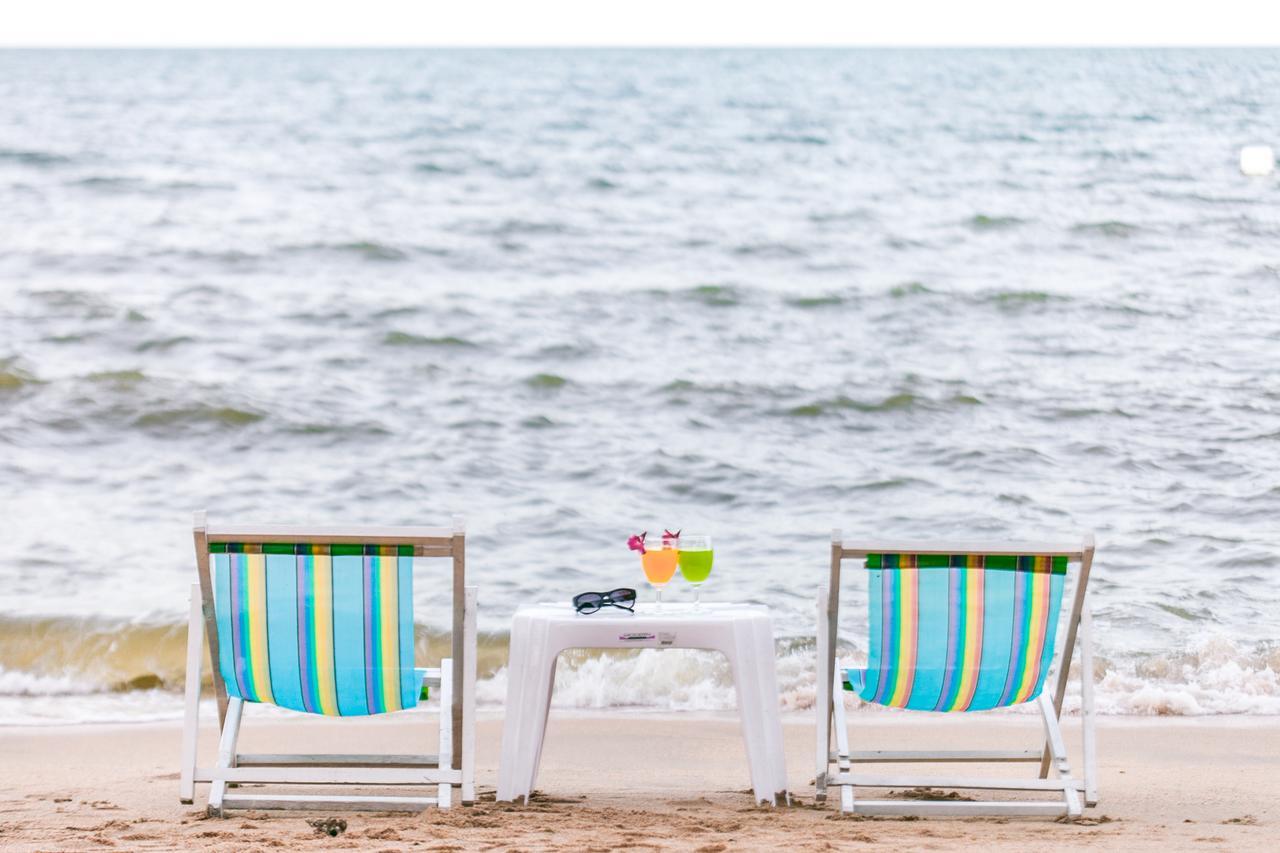Hotel Fifth Pattaya Jomtien By Shiwalai Int Esterno foto A beach chair